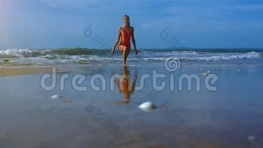 女孩在蓝天下海洋洗沙时手持瑜伽筒